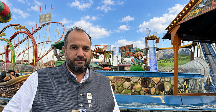 Laurence Blume ist seit 2024 zu Gast in M&uuml;nchen auf dem Oktoberfest mit seiner Wildwasserbahn "Jim & Jasper's Wildwasser" (&copy;Foto: Martin Schmitz) 